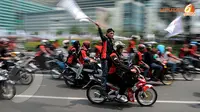 Selain berjalankaki, para buruh konvoi  dengan sepeda motor menuju istana (Liputan6.com/Abdul Aziz Prastowo)