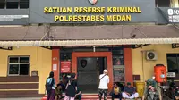 Keluarga korban memboyong pelaku rudapaksa ke Polrestabes Medan