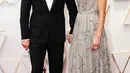 Benedict Cumberbatch dan Sophie Hunter tampil menawan di red carpet Oscar 2022. Aktor berkebangsaan inggris ini kenakan tuxedo hitam, sementara Sophie tampil menawan dalam gaun Dior Haute Couture Spring-Summer 2020 “Cloud”. (dok/Dior).