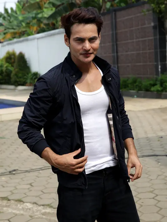 Tidak sendiri, ternyata Ravi Bhatia yang menyanyikan lagu dalam bahasa Indonesia berduet dengan seorang rapper wanita bernama Adila Fitri. Lagunya itu bertajuk Long Long Distance Relationship (LLDR). (Bambang E. Ros/Bintang.com)