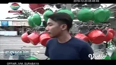 Pemuda menata pernak pernik pohon Natal yang terbuat dari alat rumah tangga di Gereja Katolik St. Maria Annuntiata Sidoarjo, Jawa Timur, Kamis (19/12/2019).