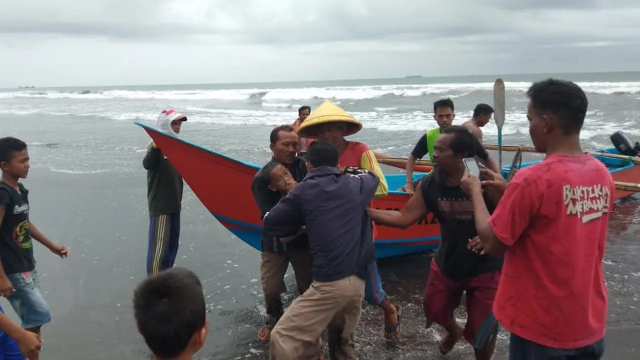 Evakuasi korban selamat usai tenggelam di Pantai Kemiren, Cilacap. (Foto: Liputan6.com/Basarnas Pos SAR Cilacap/Muhamad Ridlo)