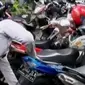 Dishub DKI Jakarta Mengempiskan puluhan ban sepeda motor. Sementara itu, jelang libur paskah tiket kereta api ludes terjual.