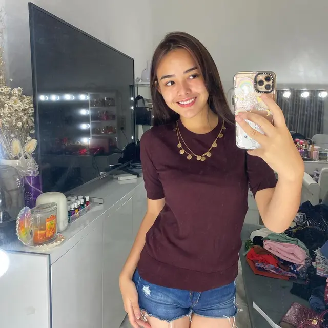 Tak Ada Pemasukan , Ini 6 Potret Amanda Manopo Jual Baju dan Tas