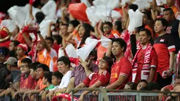 Sejumlah suporter Singapura terlihat tegang saat menyaksikan laga timnas Singapura U-23 melawan Filipina di penyisihan grup A Sea Games 2015 di Stadion Jalan Besar, Singapura, Senin (1/6/2015). Singapura unggul 1-0. (Liputan6.com/Helmi Fithriansyah)