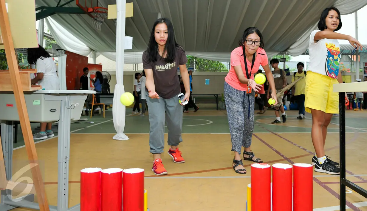 Sejumlah anak-anak bermain games dalam perayaan acara tahunan Sekolah Cikal Menengah Amri, Cipayung, Jakarta Timur, Jumat (18/12). Acara tahunan kali ini bertajuk 'Cikal Carnival Heroes'. (Liputan6.com/Yoppy Renato)