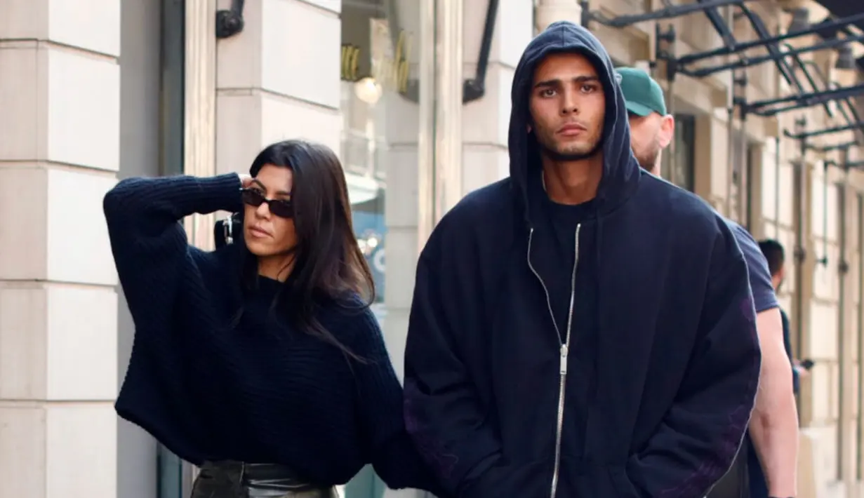 Meski komentar tersebut sudah dihapus, namun bisa terlihat Younes tak menyukai apa yang Kourtney unggah di Instagram. (wmagazine.com)