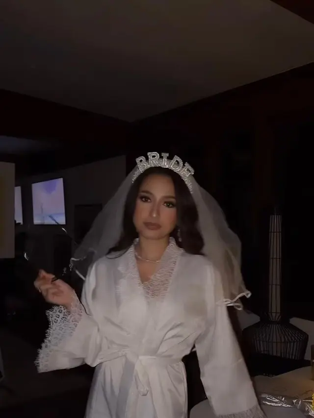 Jelang Menikah dengan Justin Hubner, Jennifer Coppen Pancarkan Aura Bride-to-Be Elegan Pakai Mini Dress Putih dan Veil Saat Bridal Shower