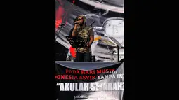 Suasana konser "Indonesia Bersih Dari Maling Hak Cipta" di Taman Ismail Marzuki (TIM), Jakarta, Senin (9/3/2015). Dalam konser tersebut, musisi reggae memberi aspirasi lewat lagu-lagu mereka terkait pembajakan hak cipta. (Liputan6.com/Faisal R Syam)