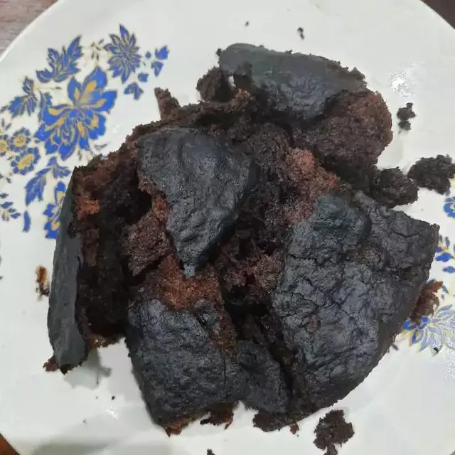 6 Potret Kue Bolu Gagal Ini Bikin Elus Dada, Enggak Bisa Jadi Takjil Berbuka