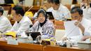 Menteri Sosial Tri Rismaharini (tengah) mengikuti rapat kerja dengan Komisi VIII DPR di Kompleks Parlemen, Senayan, Jakarta, Rabu (8/2/2023). Rapat membahas tentang pengawasan program bantuan sosial tahun 2022. (Liputan6.com/Faizal Fanani)