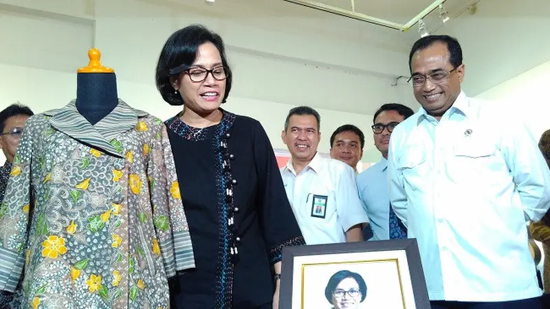 Menkeu Sri Mulyani dan Menhub Budi Karya saat menghadiri acara lelang barang pejabat di Galeri Nasional Indonesia, Rabu(28/2/2018). (Liputan6.com/Fiki A)