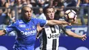 Pemain Juventus, Miralem Pjanic (kanan) berusaha merebut bola dari kejaran pemain Empoli, Giuseppe Bellusci pada lanjutan Serie A Italia di Carlo Castellani Stadium, Empoli (2/10/2016). (REUTERS/ Alberto Lingria)