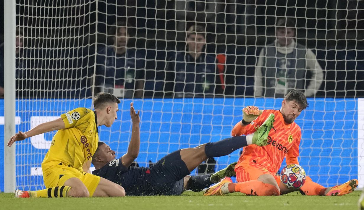 Striker PSG, Kylian Mbappe (tengah) berusaha mencetak gol ke gawang Borussia Dortmund pada laga leg kedua semifinal Liga Champions 2023/2024 di Parc des Princes Stadium, Paris, Rabu (7/5/2024). (AP Photo/Christophe Ena)