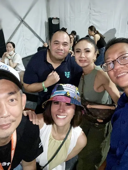 Tak hanya itu, Yuni Shara juga memperlihatkan beberapa momen kebersamaan dengan penonton lain. Keseruan pun terlihat pada slide foto yang dibagikan dalam konser HITC Jakarta beberapa waktu yang lalu. Kebahagiaan juga terpancar dari wajahnya .(Liputan6.com/IG/@yunishara36)