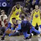 Guard Oklahoma City Thunder Russell Westbrook terjatuh saat dijaga forward Golden State Warriors Kevin Durant pada laga NBA di Oracle Arena, Sabtu (24/2/2018) atau Minggu (25/2/2018) WIB. (AP Photo/Marcio Jose Sanchez)