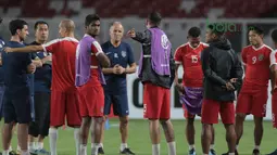 Para pemain JDT mendengar arahan pelatih sebelum berlatih di Stadion Utama GBK, Jakarta, (09/04/2018). JDT akan menguji kekuatan Persija Jakarta pada PIala AFC 2018. (Bola.com/Nick Hanoatubun)