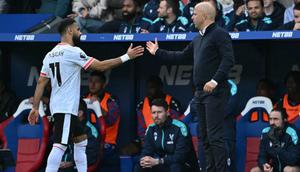 Penyerang Liverpool asal Mesir #11, Mohamed Salah (kiri), berjabat tangan dengan manajer Liverpool asal Belanda, Arne Slot (kanan), saat ia meninggalkan pertandingan, digantikan selama pertandingan Liga Primer Inggris antara Crystal Palace dan Liverpool di Selhurst Park di London selatan pada tanggal 5 Oktober 2024.(Glyn KIRK/AFP)