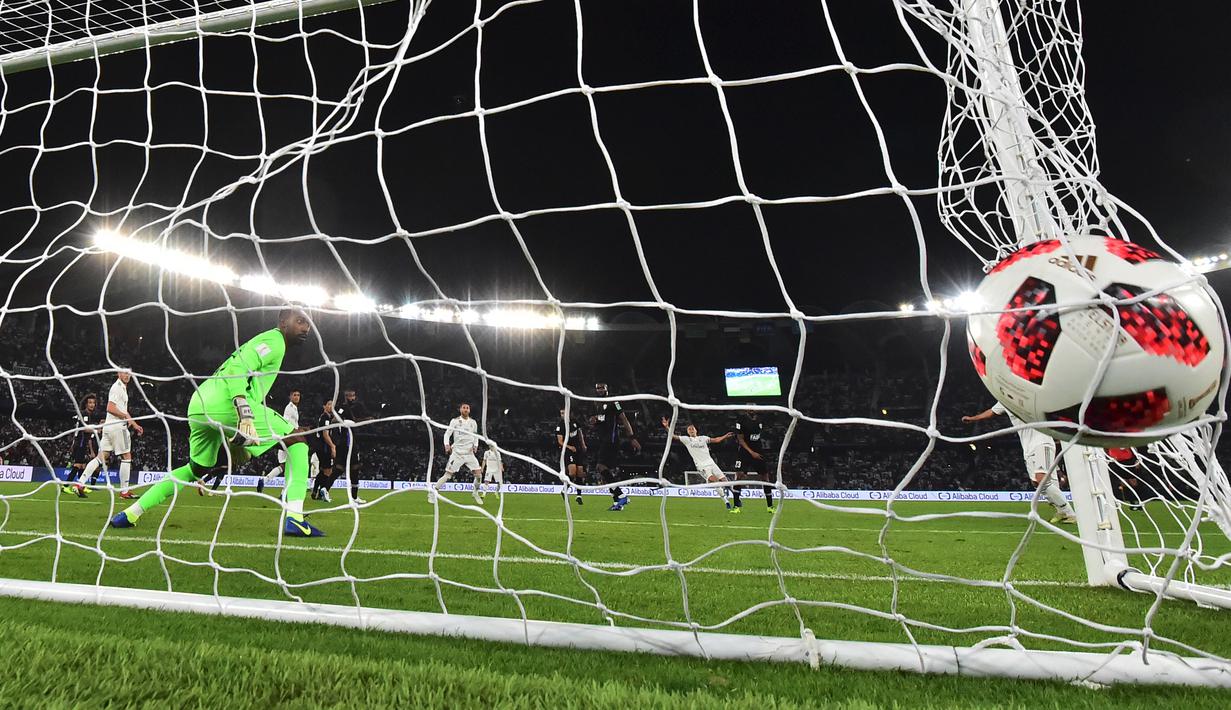 Proses terjadinya gol yang dicetak gelandang Real Madrid, Marcos Llorente, ke gawang Al-Ain pada laga final Piala Dunia Antarklub di Stadion Zayed Sports City, Abu Dhabi, Sabtu (22/12). Al-Ain kalah 1-4 dari Madrid. (AFP/Giuseppe Cacace)