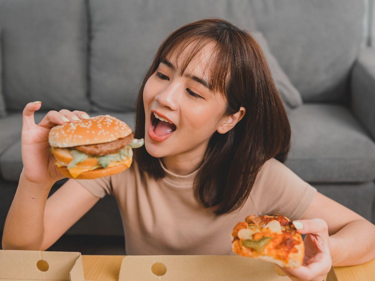 Makan Makanan Cepat Saji