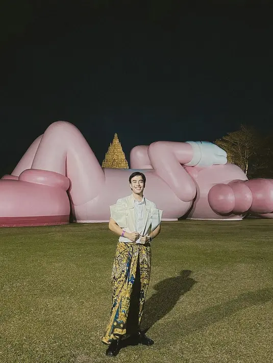 Vidi Aldiano juga tampil dalam balutan batik yang dipadukan dengan kemeja ber-cutting unik. [Foto: instagram/ Vidi Aldiano]