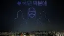 Dalam foto pada 4 Juli 2020 ini sekitar 400 drone terbang di atas Sungai Han menunjukkan pesan penghargaan untuk para pekerja medis selama pandemi virus corona di Seoul, Korea Selatan. Surat-surat itu berbunyi, “Terima kasih kepada orang-orang. ”(Lim Hwa-young/Yonhap via AP)
