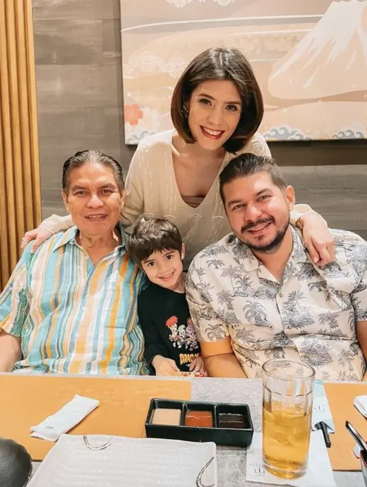 <p>Lipstik bernuansa merah maroon jadikan pesonanya semakin memikat. [Foto: Instagram/ Carissaputeri]</p>