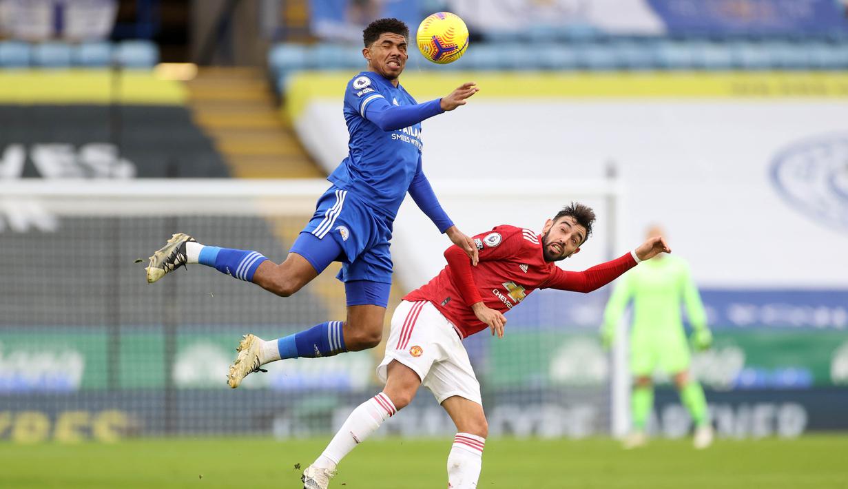 Pemain Leicester City, Wesley Fofana, duel udara dengan pemain Manchester United, Bruno Fernandes, pada laga Liga Inggris di Stadion King Power, Sabtu (26/12/2020). Kedua tim bermain imbang 2-2. (AFP/Pool/Carl Recine)