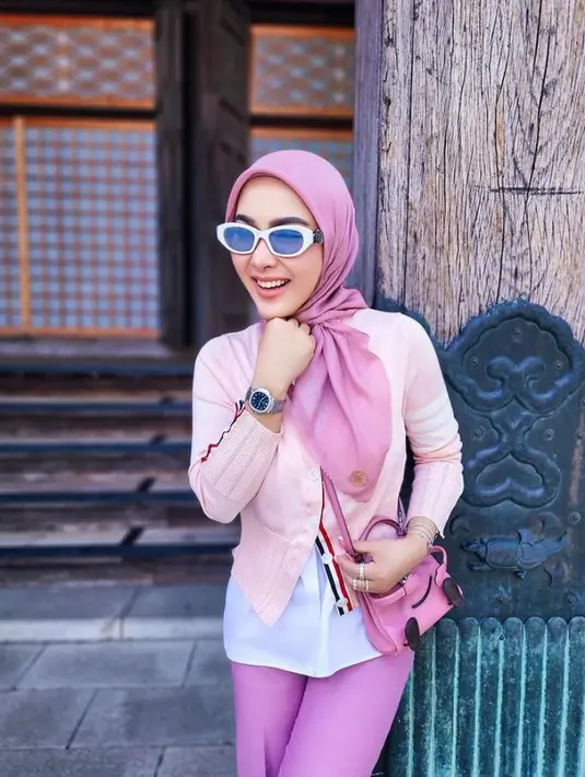 3. Kembali tampil serba pink, kali ini Syahrini memadukan kemeja putih dengan cardigan pink, celana panjang, dan hijab warna senada. (Instagram/princessyahrini).