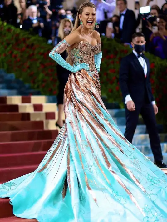 <p>Menariknya, gaun ini memiliki lipatan-lipatan yang begitu dibuka menampilkan warna berbeda. (Instagram/metgalaofficial).</p>