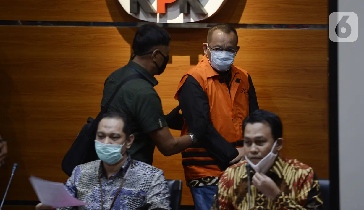 Mantan Sekretaris MA Nurhadi (belakang kanan) saat dihadirkan dalam konferensi pers di Gedung KPK, Jakarta, Selasa (2/6/2020). KPK resmi menahan Nurhadi dan manantunya Rezky terkait kasus dugaan suap pengurusan perkara di MA Tahun 2011-2016. (merdeka.com/Dwi Narwoko)