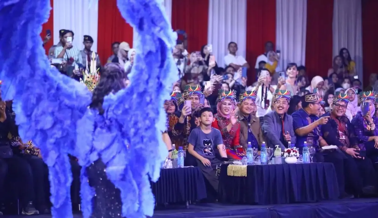 Arumi tampak percaya diri menyusuri catwalk sambil menyapa para tamu undangan. [Instagram/arumibachsin_94]