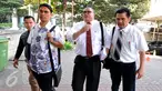 Anak buah Gubernur Sumut Gatot Pujo Nugroho, Mustofa (kiri) didampingi pengacaranya mendatangi Gedung KPK, Jakarta, Kamis (23/7/2015). Mustofa diperiksa sebagai saksi untuk M Yagari Bhastara alias Gerry, anak buah OC Kaligis. (Liputan6.com/Yoppy Renato)