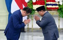 PM Thailand Serahkan Medali Kehormatan Angkatan Bersenjata kepada Prabowo