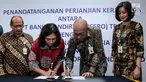 Dirut PT Pelni Insan Purwarisya L Tobing dan Direktur Hubungan Kelembagaan Bank Mandiri Alexandra Askandar menyaksikan Direktur Keuangan PT Pelni Tri Andayani dan SVP Government Institutional Bank Mandiri Dadang Ramadhan menandatangani kerja sama, Jakarta, Rabu (24/7). (Liputan6.com/Faizal Fanani)