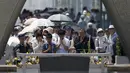 Sejumlah Warga berdoa pada saat peringatan 70 tahun meledaknya bom atom di Hiroshima, Jepang, (6/8/2015). 140.000 penduduk Jepang tewas akibat Bom Atom. (REUTERS/Toru Hanai)