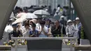 Sejumlah Warga berdoa pada saat peringatan 70 tahun meledaknya bom atom di Hiroshima, Jepang, (6/8/2015). 140.000 penduduk Jepang tewas akibat Bom Atom. (REUTERS/Toru Hanai)