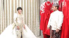 Pemain sinetron Sheza Idris bersama pasangannya Surya Ibrahim melakukan fitting baju pernikahan di kawasan Tebet, Jakarta, Kamis (3/8). Berdasarkan informasi, keduanya akan menggelar pernikahan pada 12 Agustus mendatang. (Liputan6.com/Herman Zakharia)
