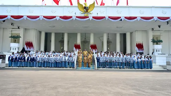Seskab Teddy Undang 3 Pelajar Ikut Upacara HUT RI di Istana