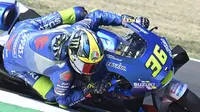 Pembalap Suzuki, Joan Mir, tampil mengesankan setelah berhasil menyalip Valentino Rossi pada lap terakhir sehingga finis di peringkat ketiga pada MotoGP San Marino. (AFP/Andreas Solaro)