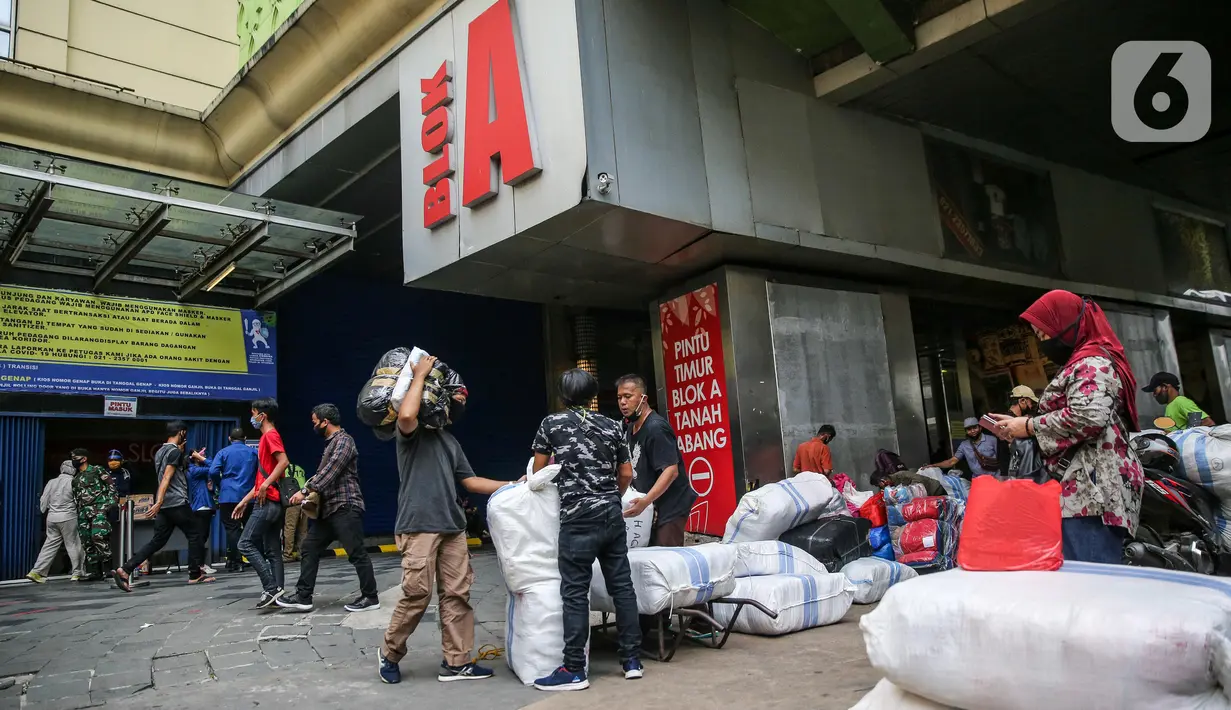 Aktivitas sejumlah orang di depan Pasar Tanah Abang Blok A, Jakarta, Senin (15/6/2020). Setelah hampir tiga bulan ditutup, kawasan Pasar Tanah Abang kembali beroperasi pada Senin (15/6) diikuti dengan penerapan protokol kesehatan pencegahan Covid-19. (Liputan6.com/Faizal Fanani)