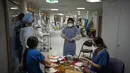 Pekerja rumah sakit menyiapkan makanan malam Natal di unit perawatan intensif COVID-19 di rumah sakit la Timone di Marseille, Prancis selatan, Jumat (24/12/2021). (AP Photo/Daniel Cole)