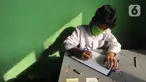 Murid baru menggunakan masker  mengikuti tes penentuan kelas tahun ajaran 2020-2021 yang selanjutnya akan mengikuti kegiatan belajar mengajar (KBM) secara darling di MTs Hidayatul Umami, Cinere, Depok, Jawa Barat, Senin (13/7/2020). (merdeka.com/Arie Basuk)