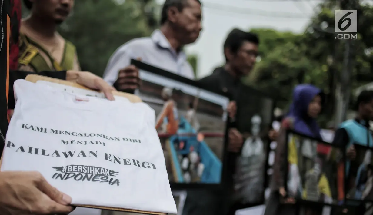 Massa aksi gerakan #BersihkanIndonesia berkostum superhero mendatangi markas TKN Jokowi-Ma'ruf Amin, Jakarta, Rabu (13/2). Mereka menantang Capres 01 Joko Widodo menjadi pahlawan yang menyelamatkan Indonesia dari bencana iklim (Liputan6.com/Faizal Fanani)