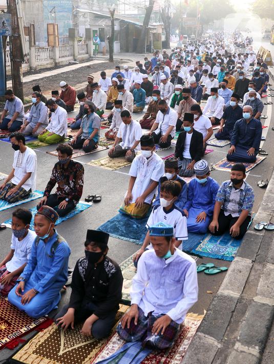 Umat muslim melaksanakan salat Idul Adha 1442 H di Masjid Masjid Jami Al-Mubarok, Tangerang, Banten, Selasa (20/7/2021). Sebagian masjid melakukan pelaksanaan salat Idul Adha 1442 H, namun dengan protokol kesehatan yang ketat. (Liputan6.com/Angga Yuniar)