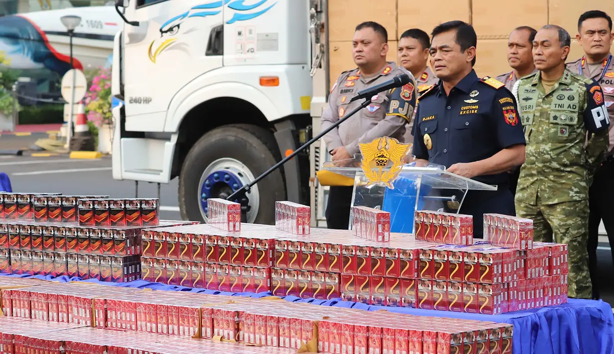 Direktur Jenderal Bea dan Cukai, Djaka Budhi Utama saat memberi keterangan terkait hasil penindakan rokok ilegal di Kantor Pusat DJBC, Jakarta, Selasa (9/6/2026). (merdeka.com/Arie Basuki)