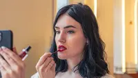 Lipstik dengan warna kuat memberikan kesan tegas (Foto: Freepik.com)