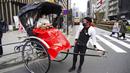 Para wanita berusia 20 tahun yang mengenakan kimono naik becak untuk mengikuti upacara Coming of Age Day di Tokyo, Jepang, Senin (10/1/2022). Coming of Age Day diadakan setiap tahun pada Senin kedua bulan Januari untuk merayakan remaja Jepang menjadi dewasa. (AP Photo/Eugene Hoshiko)
