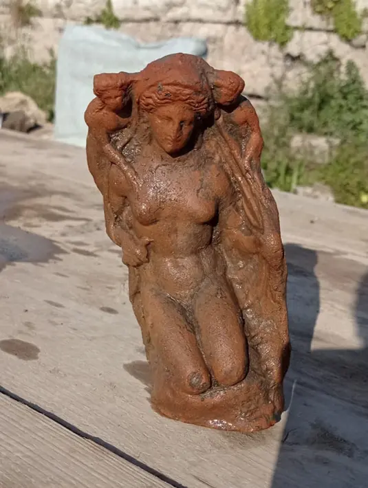 Ini adalah kelompok artefak pertama yang diidentifikasi dari tempat perlindungan di kota Yunani kuno Paestum, yang berasal dari abad ke-5 SM. Terkenal dengan tiga kuil kolom Doric kolosalnya, Paestum dekat dengan situs arkeologi Pompeii, tetapi jauh dari Malvi. pesisir. (Paestum Velia Archeological Park via AP)
