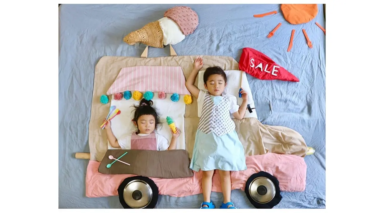 ibu dandani anak kembar